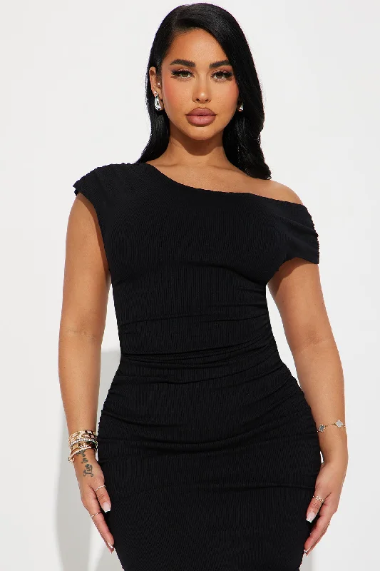 Kelli Snatched Maxi Dress - Black